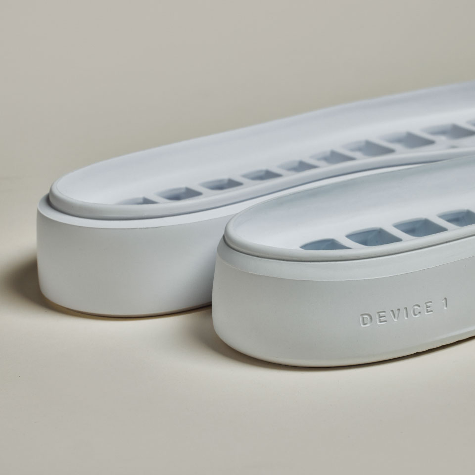 横から撮ったDEVICE1と記載されたホワイトのソール