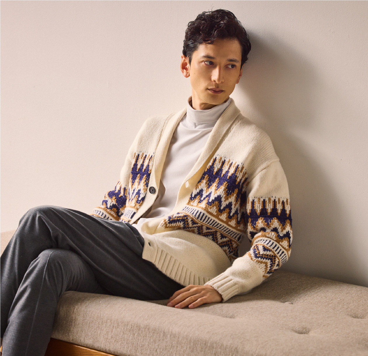 カウチンジャケット・ウォータースウェード　タートルネックＬＳを着用した男性