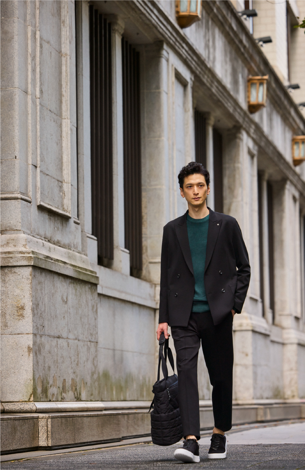 ミラノリブ　カジュアルＳＥＴＵＰ　ＪＫ・ＮＥＶＥ　クルーネック・ミラノリブ　カジュアルＳＥＴＵＰ　ＰＴ・ＤＥＶＩＣＥ１　ウルトラスェード・ＭＣＦＣ　トートバッグを着用した男性