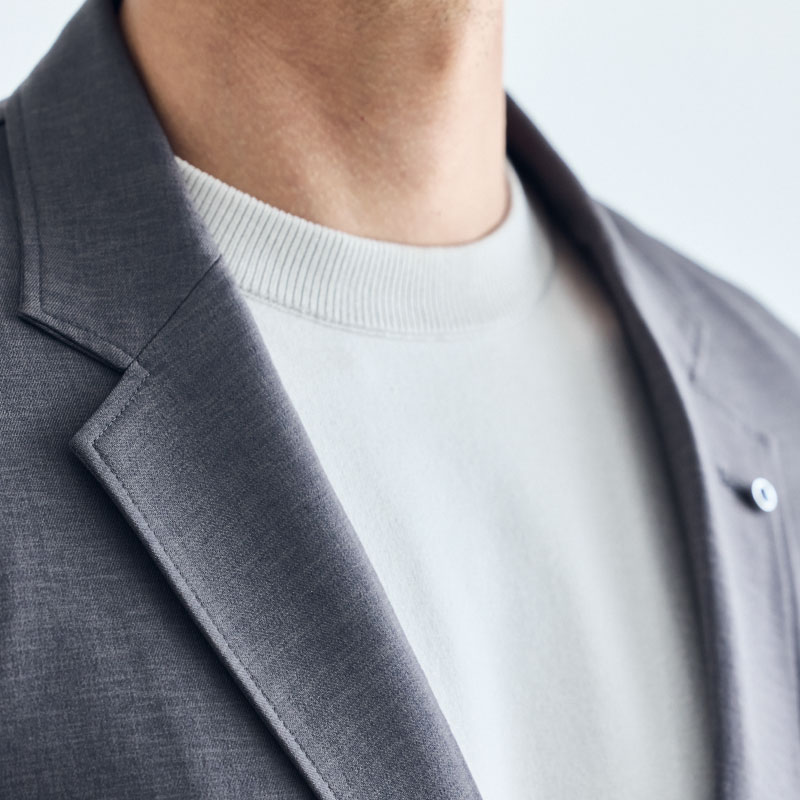 ライトブラウンのスーツ・アイボリーのニット