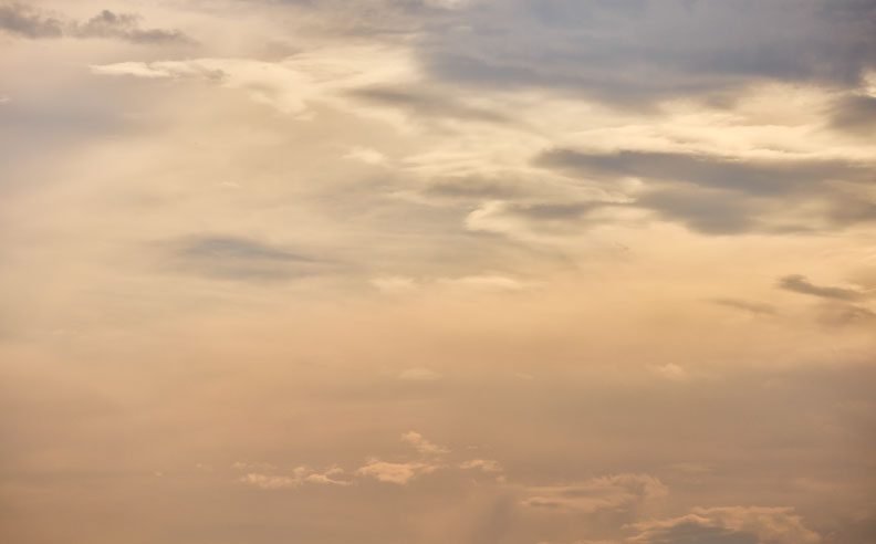 くすみかかった空の様子