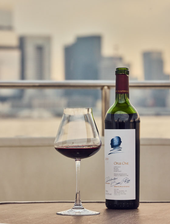 船の机に置いてあるワインとグラス