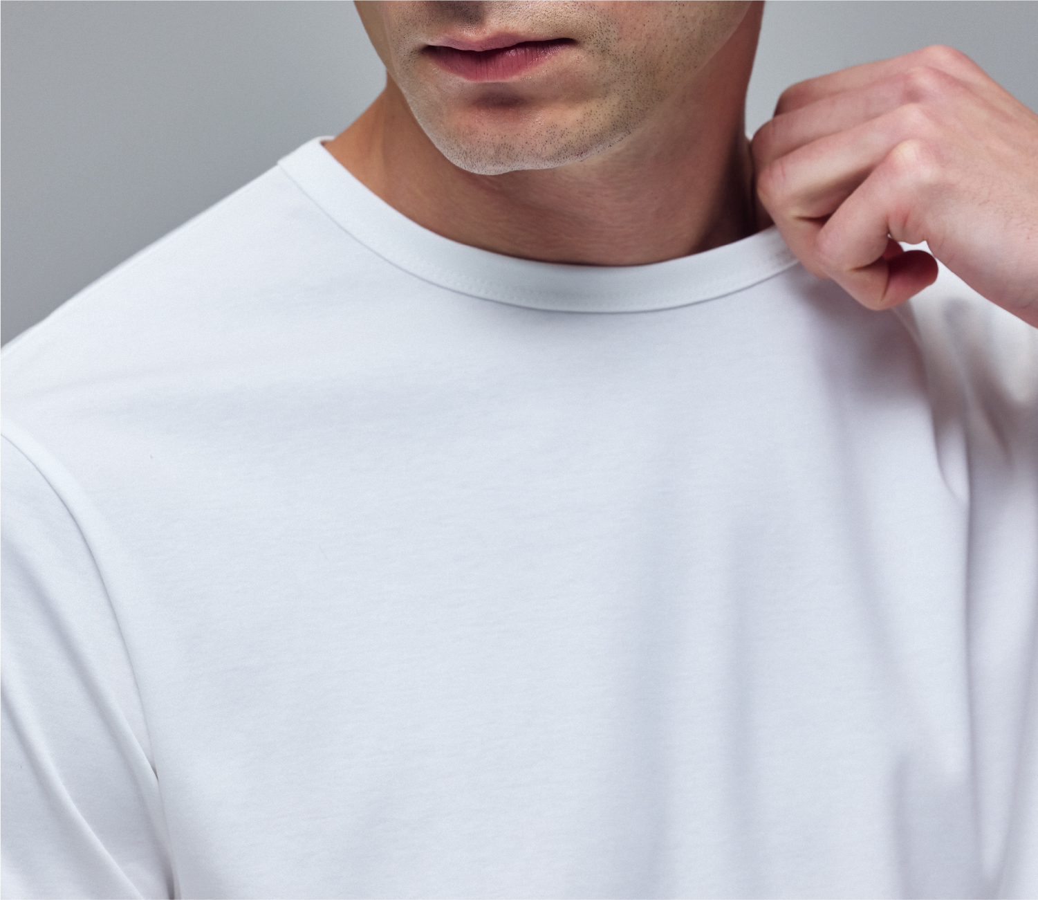 ホワイトのA PACK MULTI FUNCTION T-SHを着用している男性