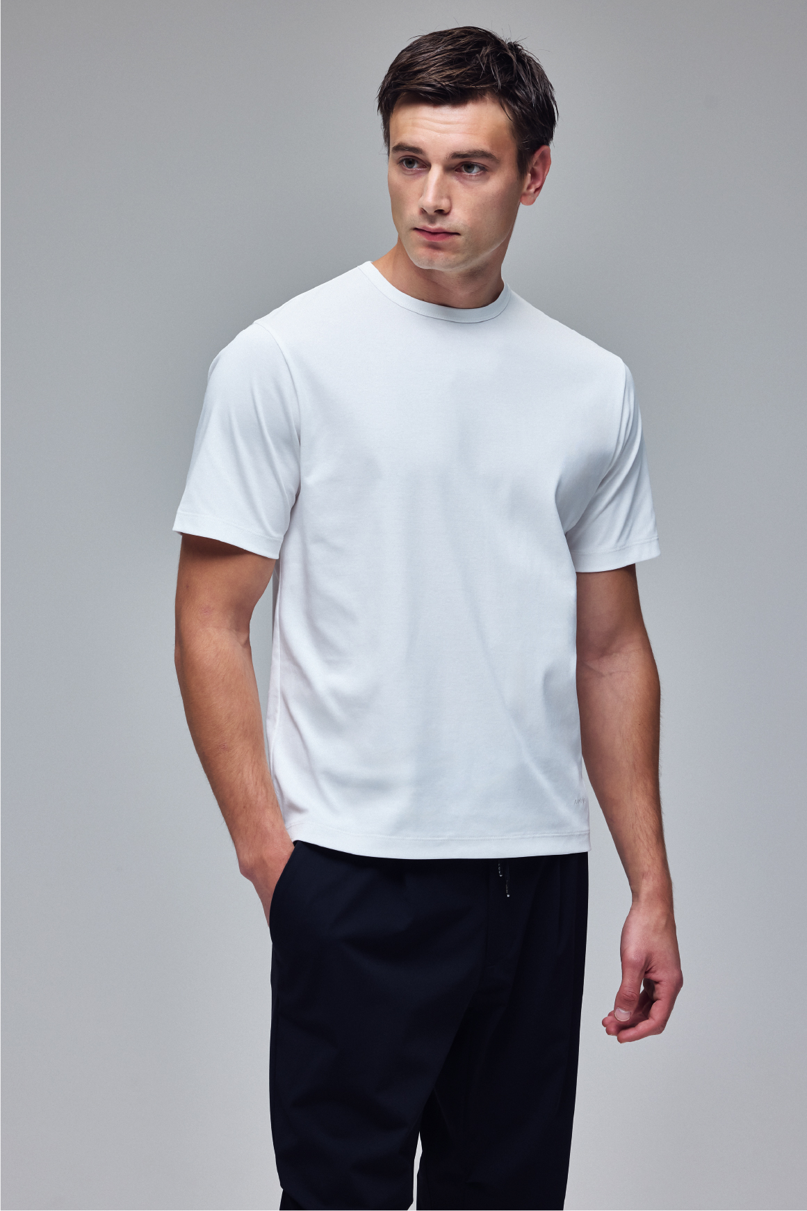 ホワイトのA PACK MULTI FUNCTION T-SHを着用している男性