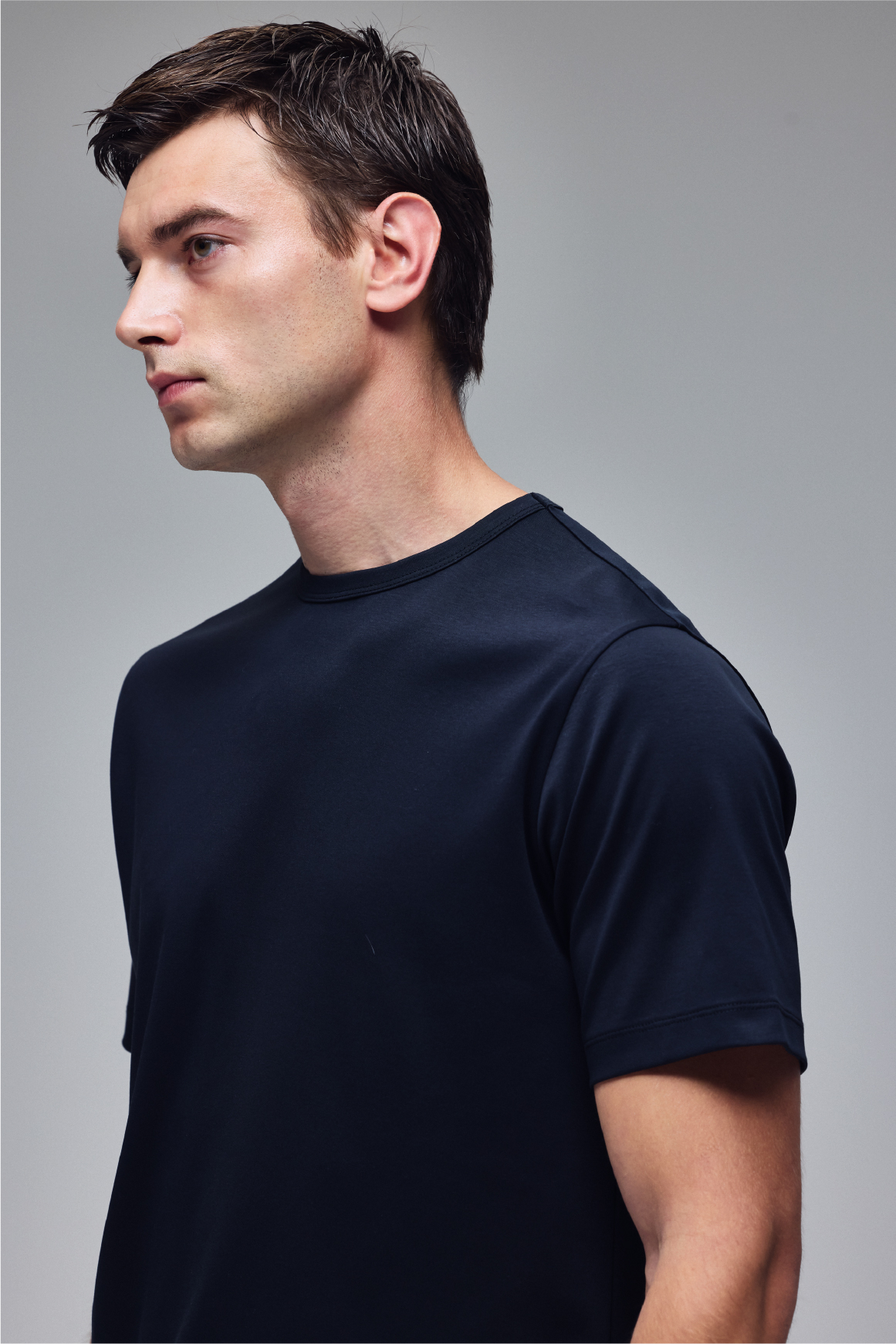 ブラックのA PACK MULTI FUNCTION T-SHを着用した男性