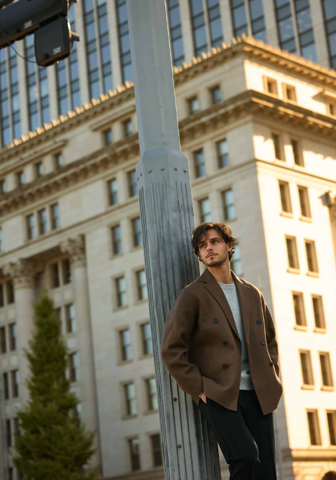 COAT KNIT PANTS SHOESを着用しているモデル