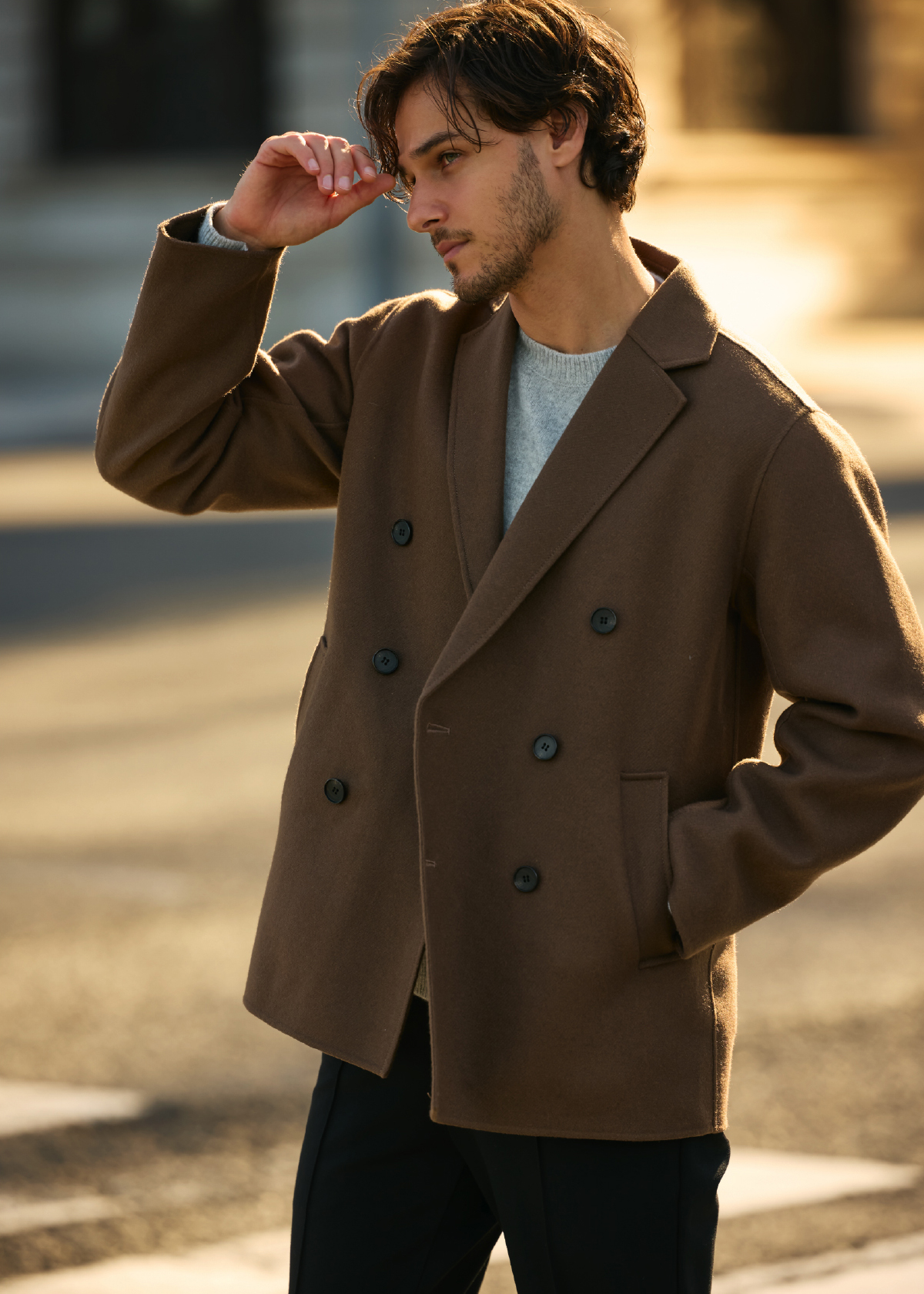 COAT KNIT PANTS SHOESを着用しているモデル