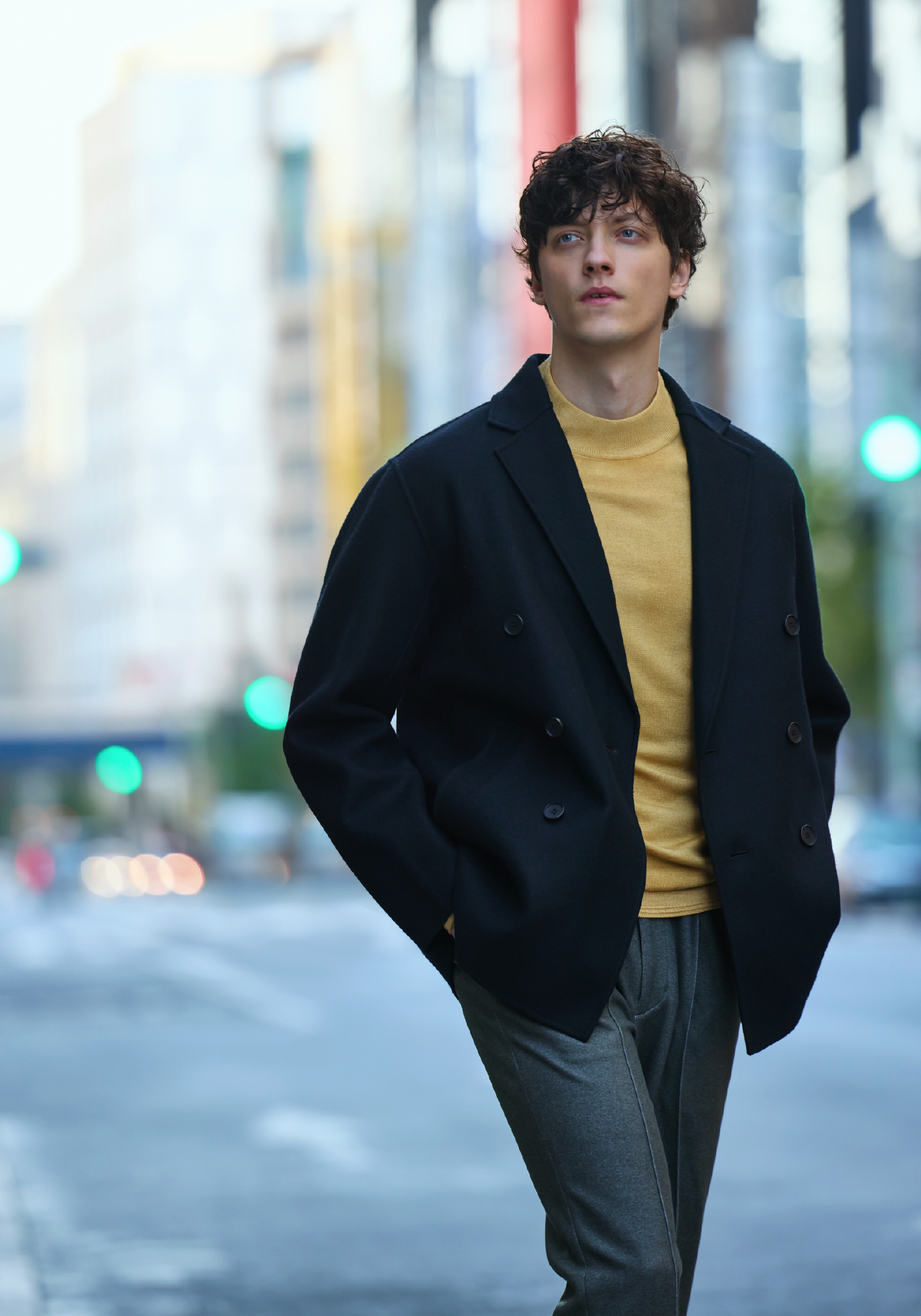 COAT KNIT PANTS SHOESを着用しているモデル