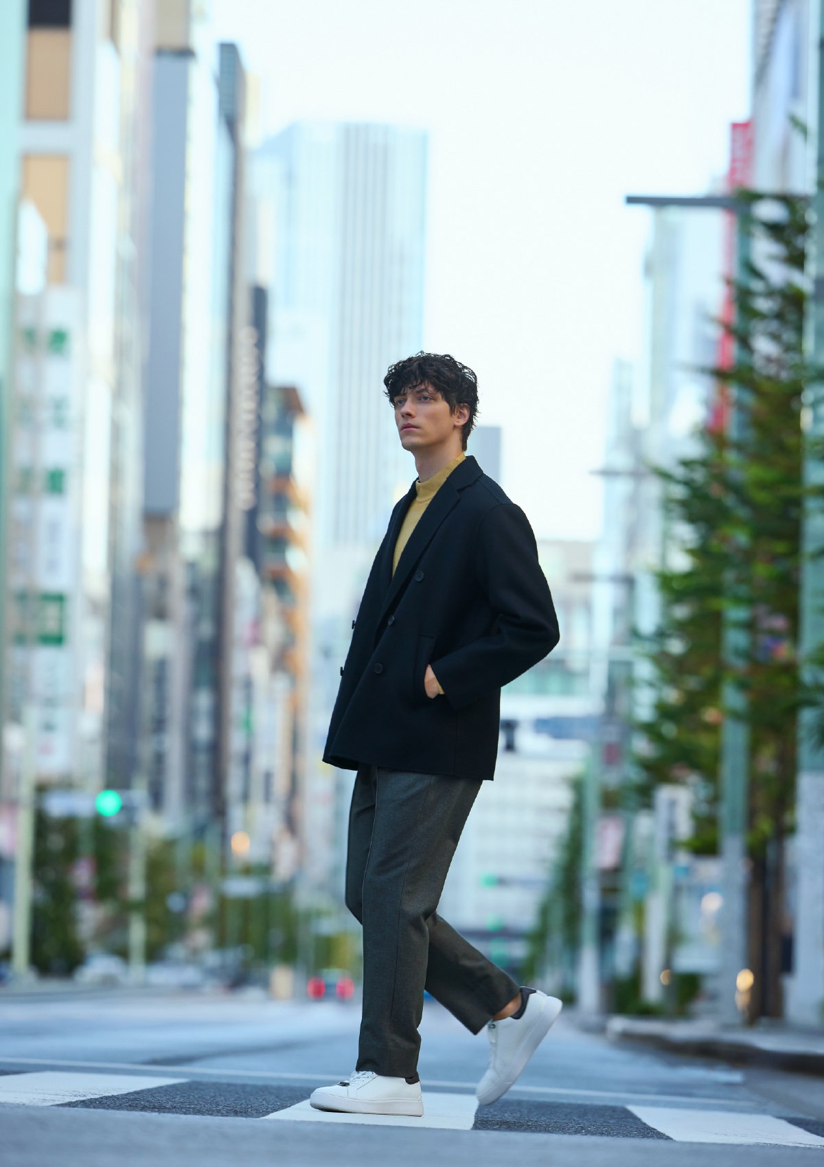 COAT KNIT PANTS SHOESを着用しているモデル