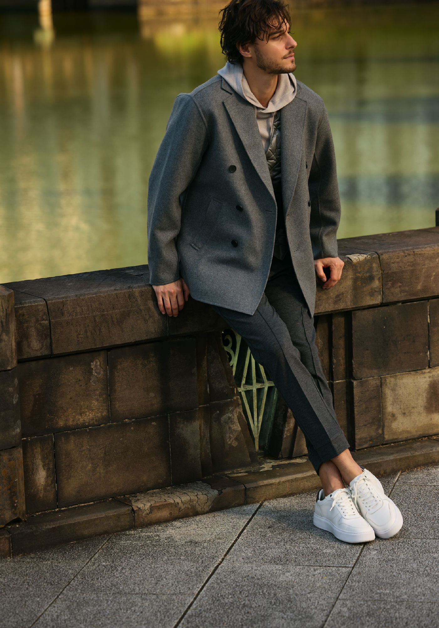 COAT VEST HOODIE PANTS SHOESを着用しているモデル