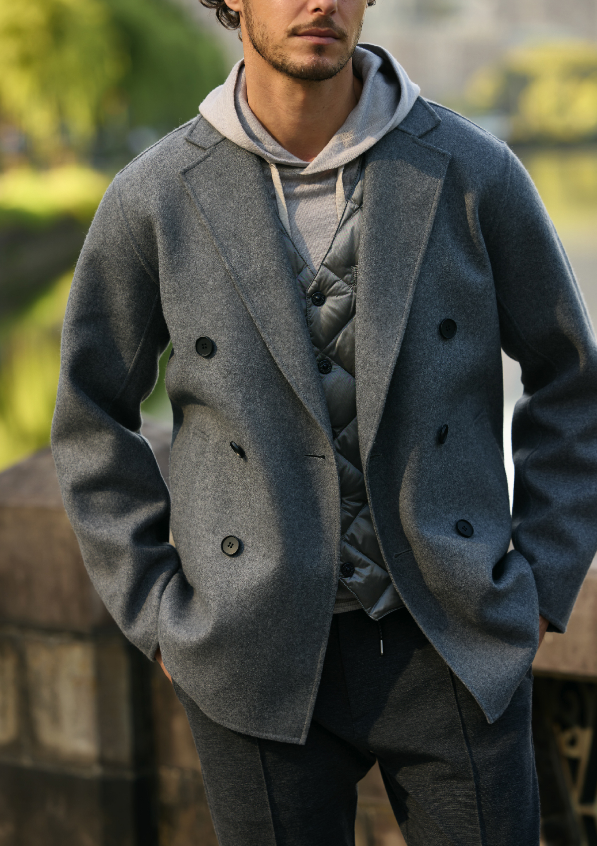 COAT VEST HOODIE PANTS SHOESを着用しているモデル