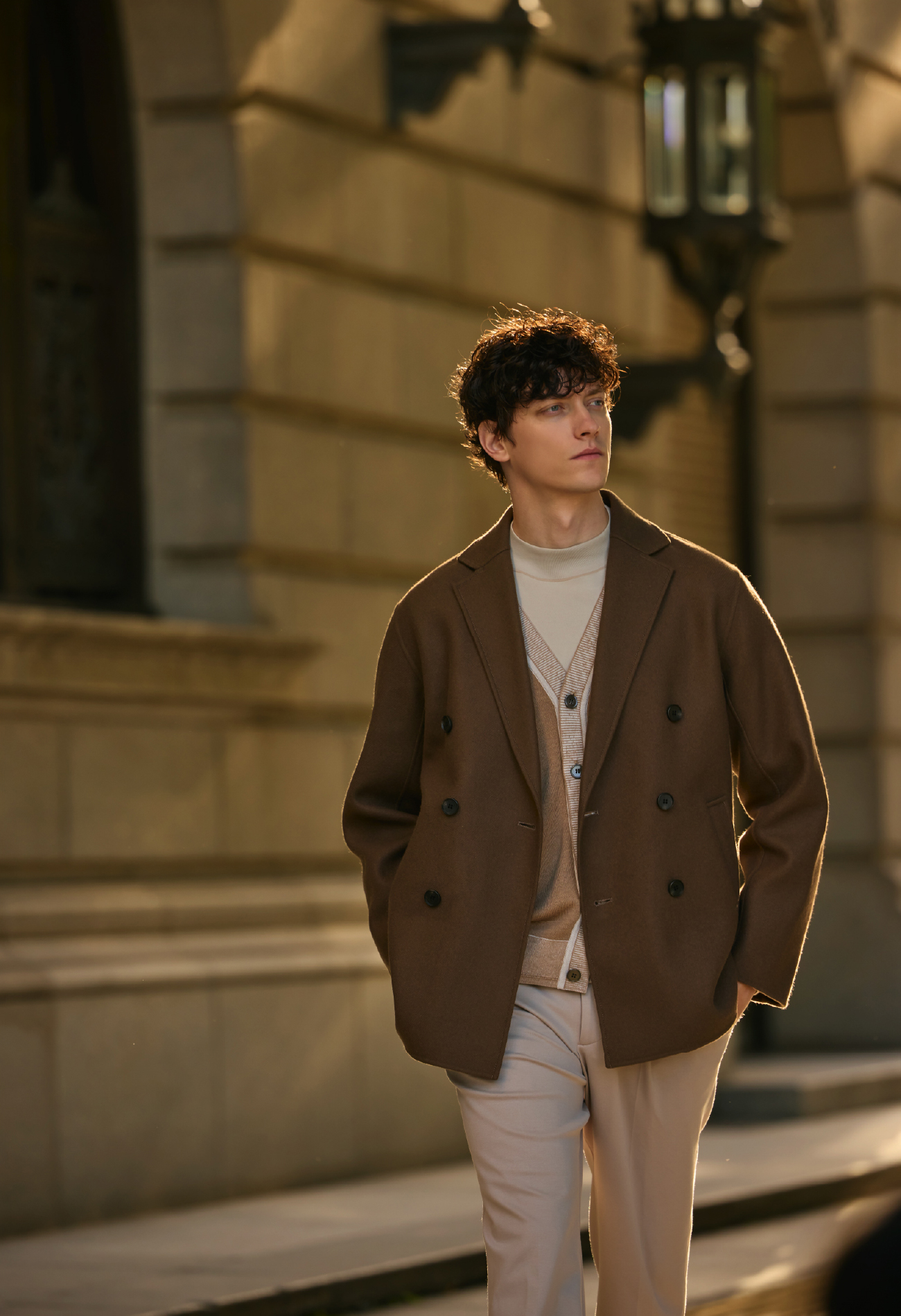 COAT CARDIGAN CUT&SEWN GLOVE PANTS SHOESを着用しているモデル