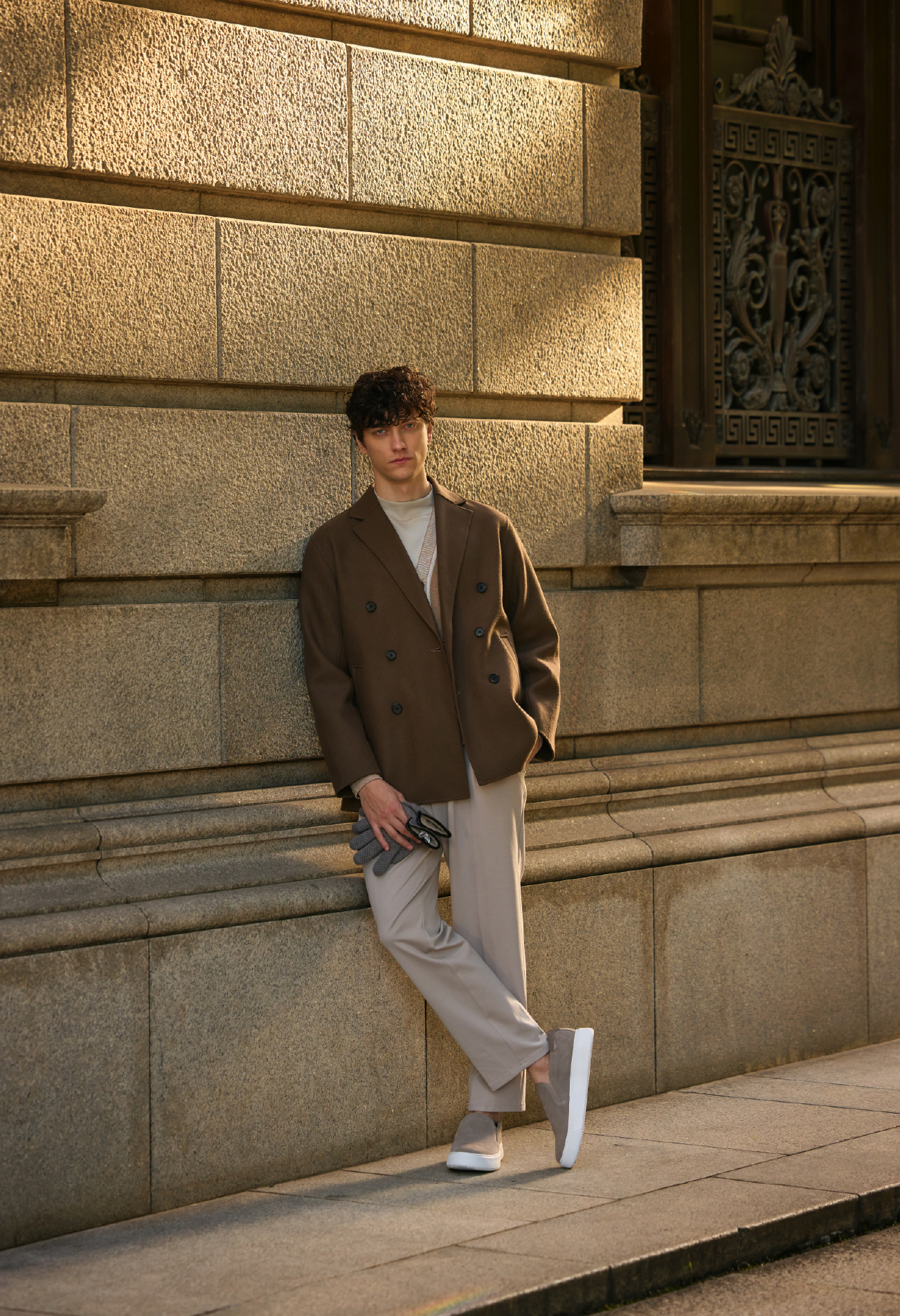 COAT CARDIGAN CUT&SEWN GLOVE PANTS SHOESを着用しているモデル