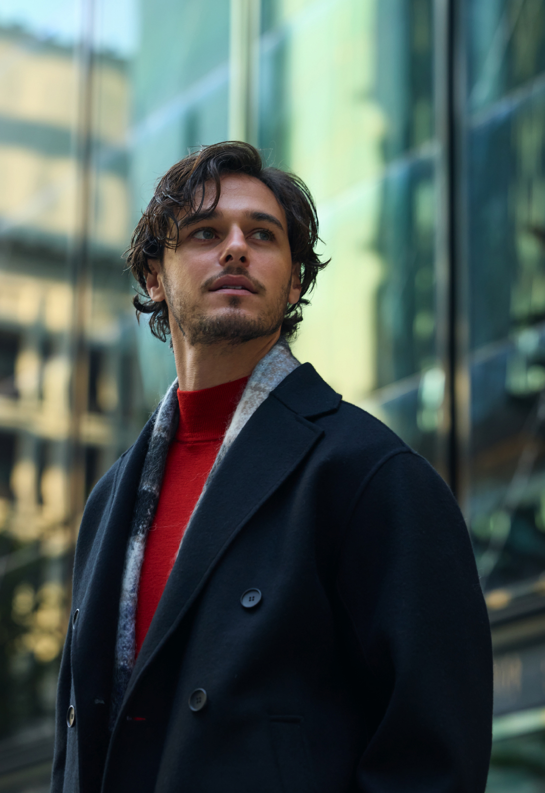 COAT KNIT STOLE PANTS SHOESを着用しているモデル