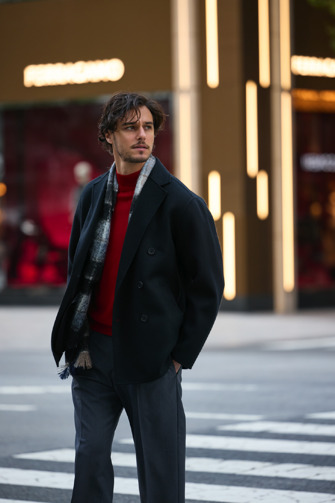 COAT KNIT STOLE PANTS SHOESを着用しているモデル