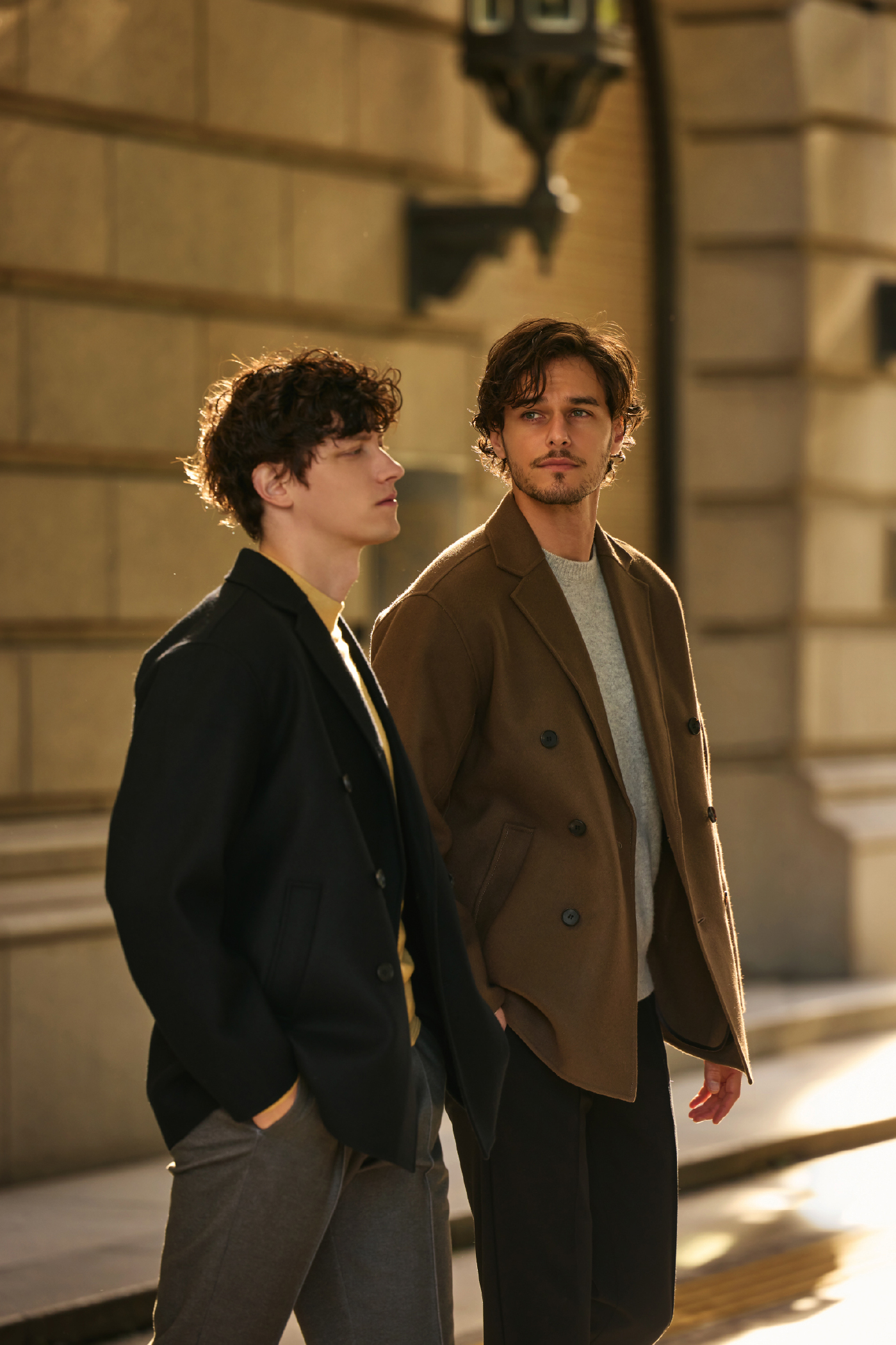 COAT KNITを着用しているモデル