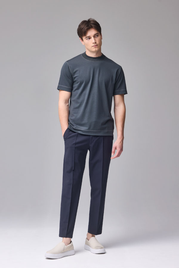 ダークグレーの半袖Tシャツとネイビーのパンツを着用した男性の正面姿