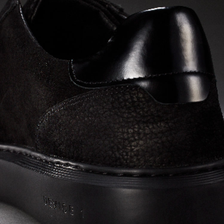 QUICK NERO NUBUCK 黒いヌバックシューズを斜め後ろから捉えたディテール