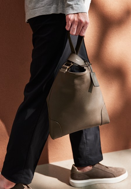 MCFC TWIST MINI HANDBAG カーキを持つ着用イメージ