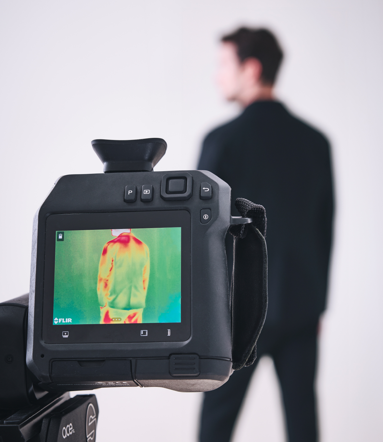 サーモグラフィーカメラの画面に映る、ジャケットを着た人物の温度分布