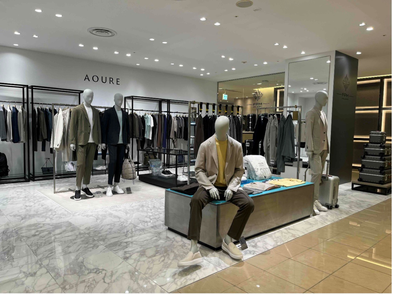 新宿髙島屋LIMITED CONCEPT STORE限定のスーツを着用した男性