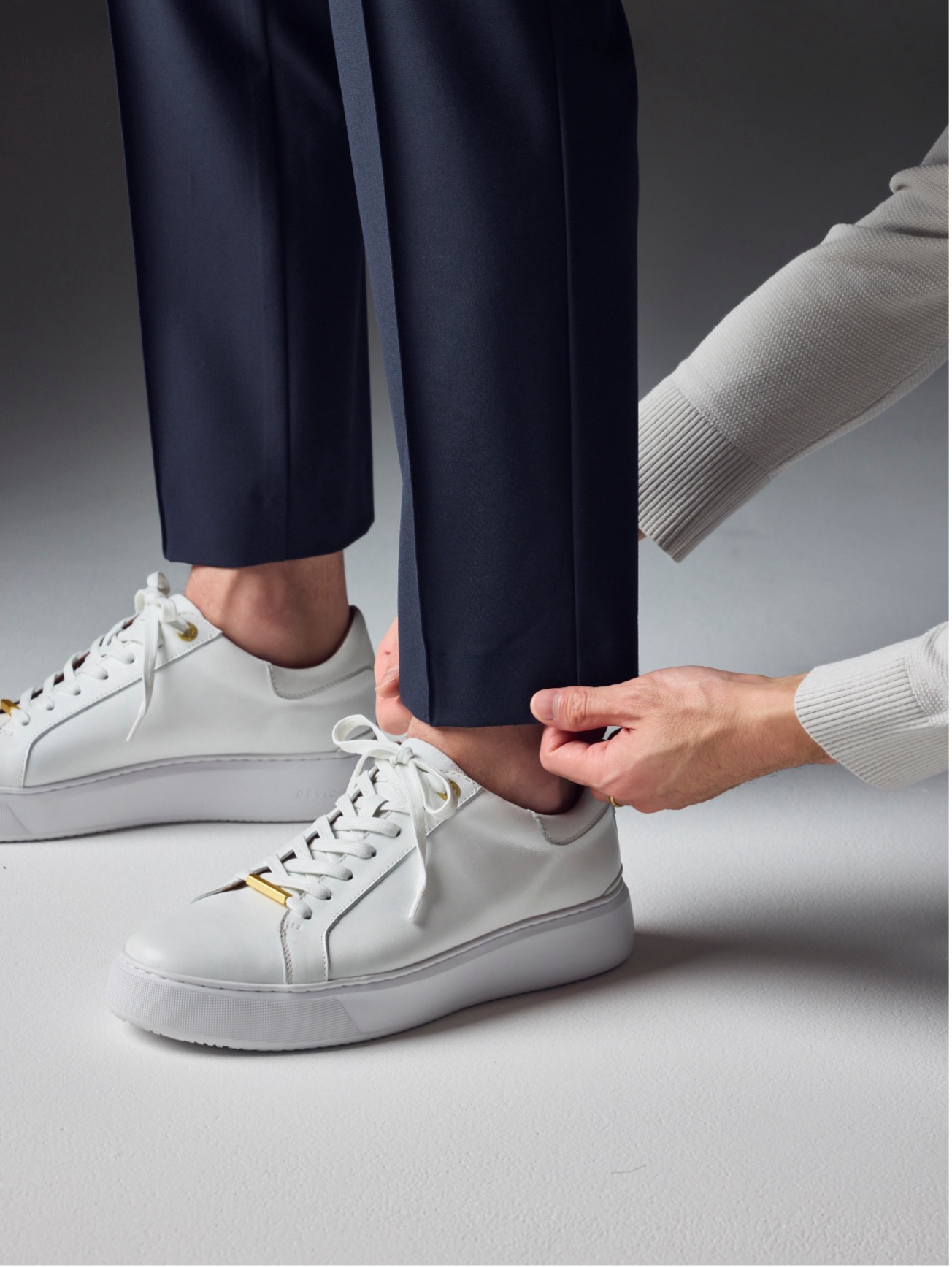 裾上げを行っている様子